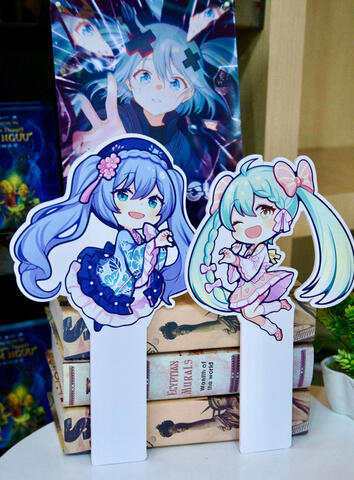 An illustration printed as a movie poster for the “Hatsune Miku Who Can’t Sing” screening event at Lotte Cinema, hosted by Amelodious.